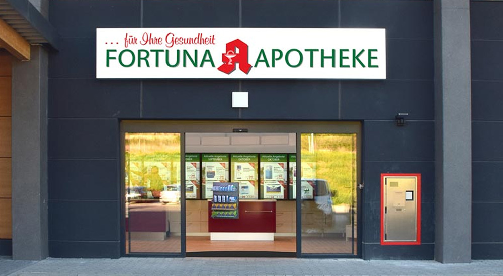 Beleuchtete Fortuna APOTHEKE in Lahnstein von Aussen